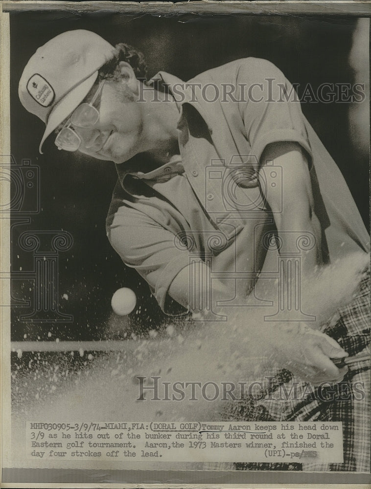 1974 Press Photo Golfer Tommy Aaron Hits Out Of The Bunker - Historic Images