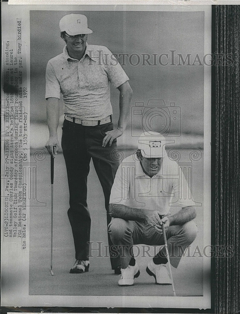 1972 Press Photo golfers Tommy Aaron &amp; Charles Coody On The Course - Historic Images