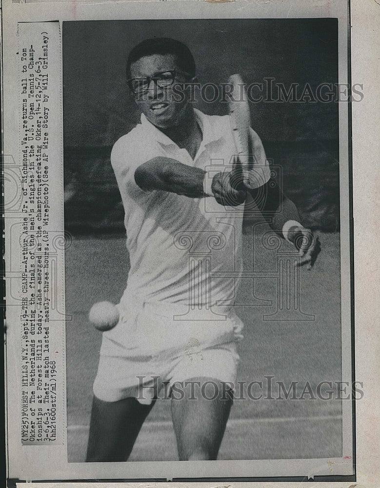 1968 Press Photo Arthur Ashe Jr in action in finals - Historic Images