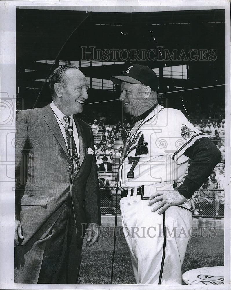 1960 Press Photo Fred Haney Chuck Dresses Major League Baseball - Historic Images