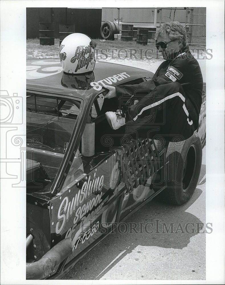 1992 Press Photo Reporter Bob Boyle getting into race car - Historic Images