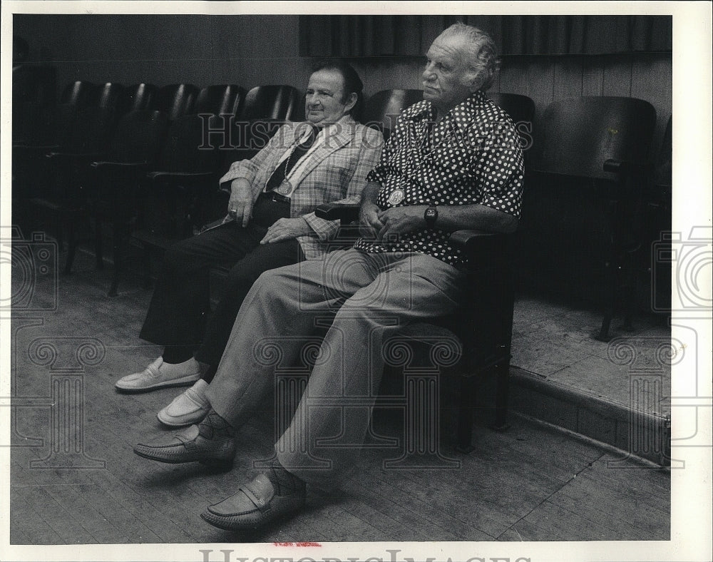 1986 Press Photo Odd Fellows Meeting Members Arron Jaffe Sam Mayoft Listening - Historic Images