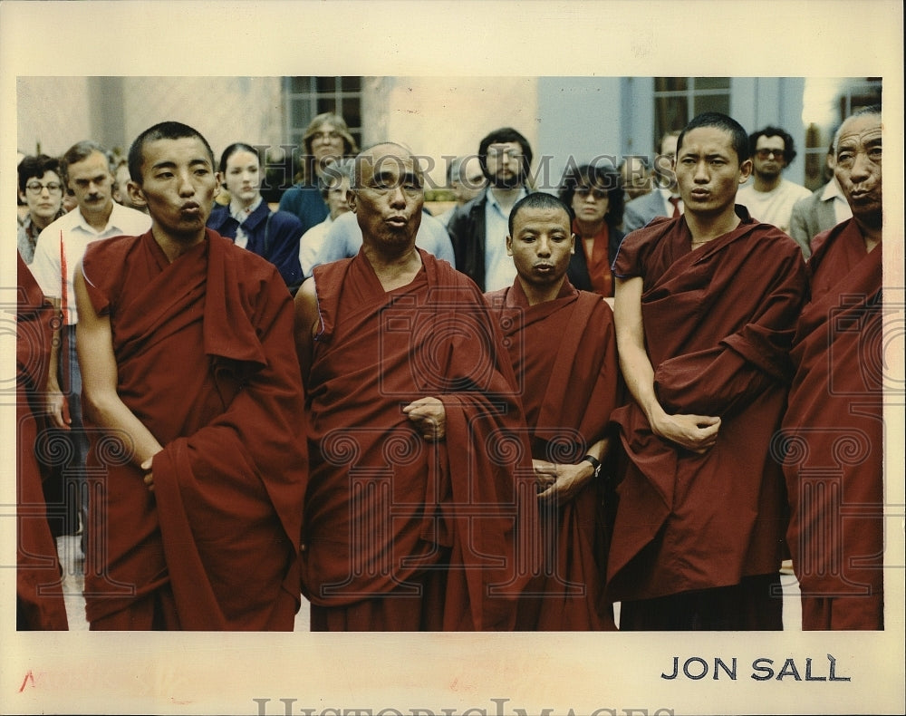 1991 Press Photo Tibetan Gyuto Monks Chanting In Library Wintergarden - Historic Images