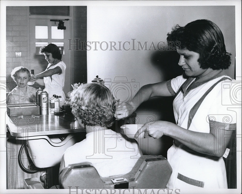 Press Photo Woman Performing Beauty Parlor Demonstration On Another Woman - Historic Images