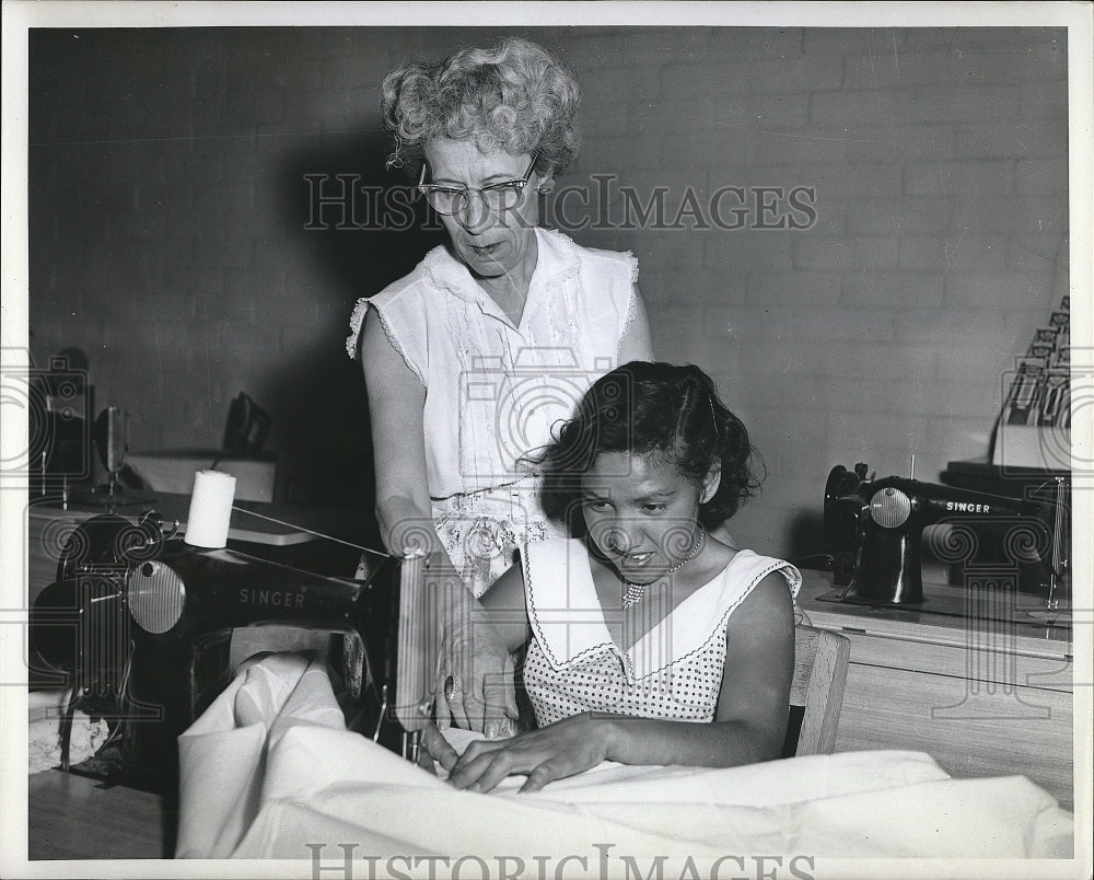 Press Photo Sewing Teacher Gertrude Williams Helping Girl With Sheet Making - Historic Images