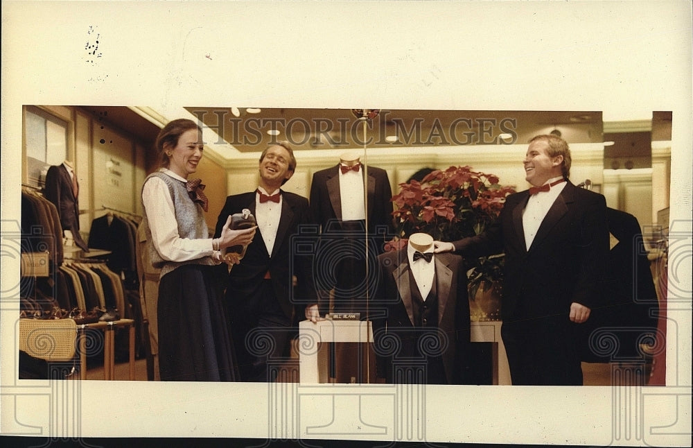 1984 Press Photo Porter Shopping Staff Jim Harper And Steve Gannon With Customer - Historic Images