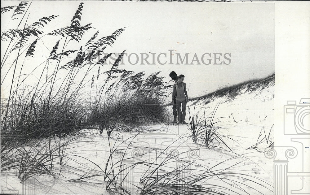 1977 Press Photo Barefoot Couple Walking On Florida Coastline Beach - Historic Images