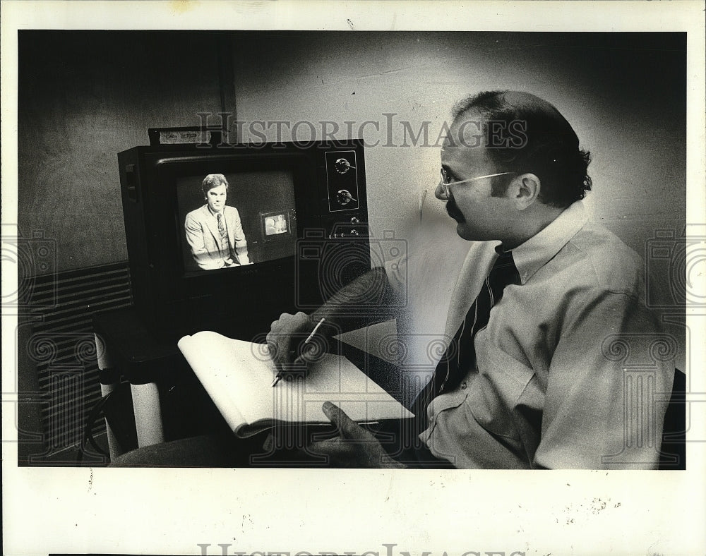 1982 Press Photo TV Producer Gary Griffith Taking Notes On News Broadcast - Historic Images