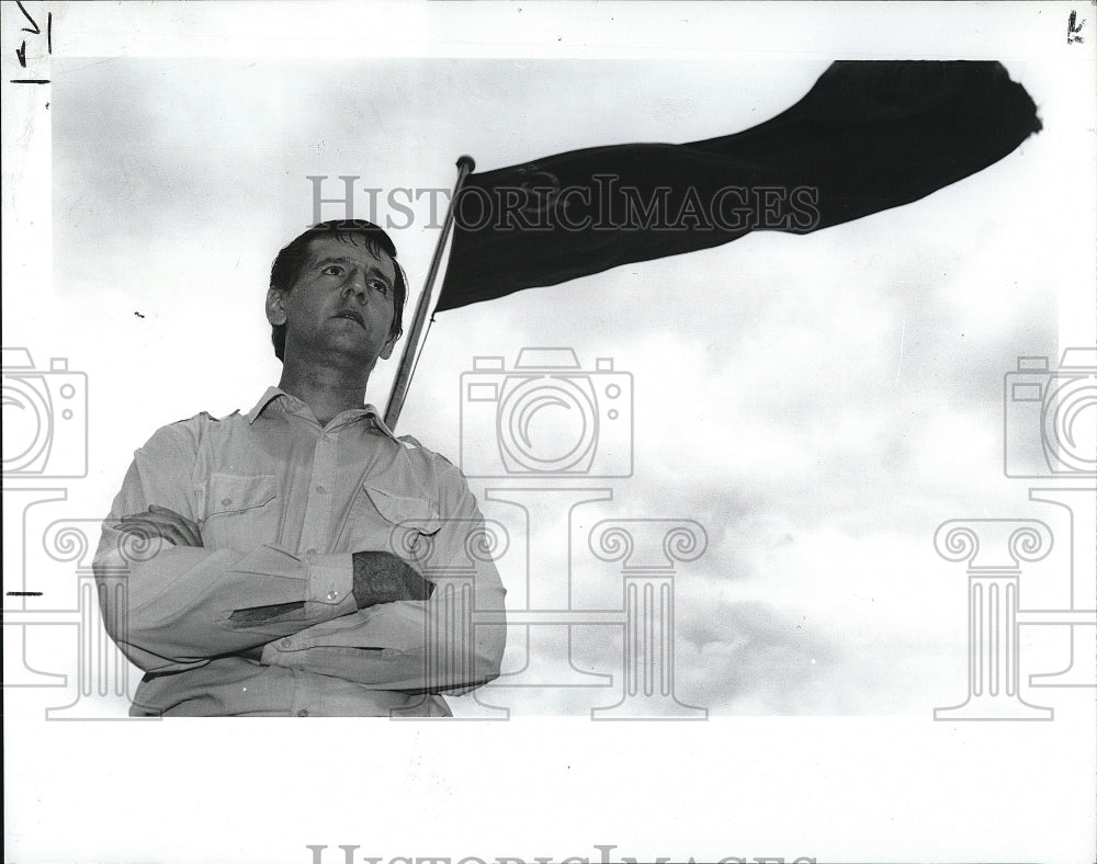 1991 Press Photo Soviet Chief Mate Vladimir Nicolayvich Docked On Detroit River - Historic Images