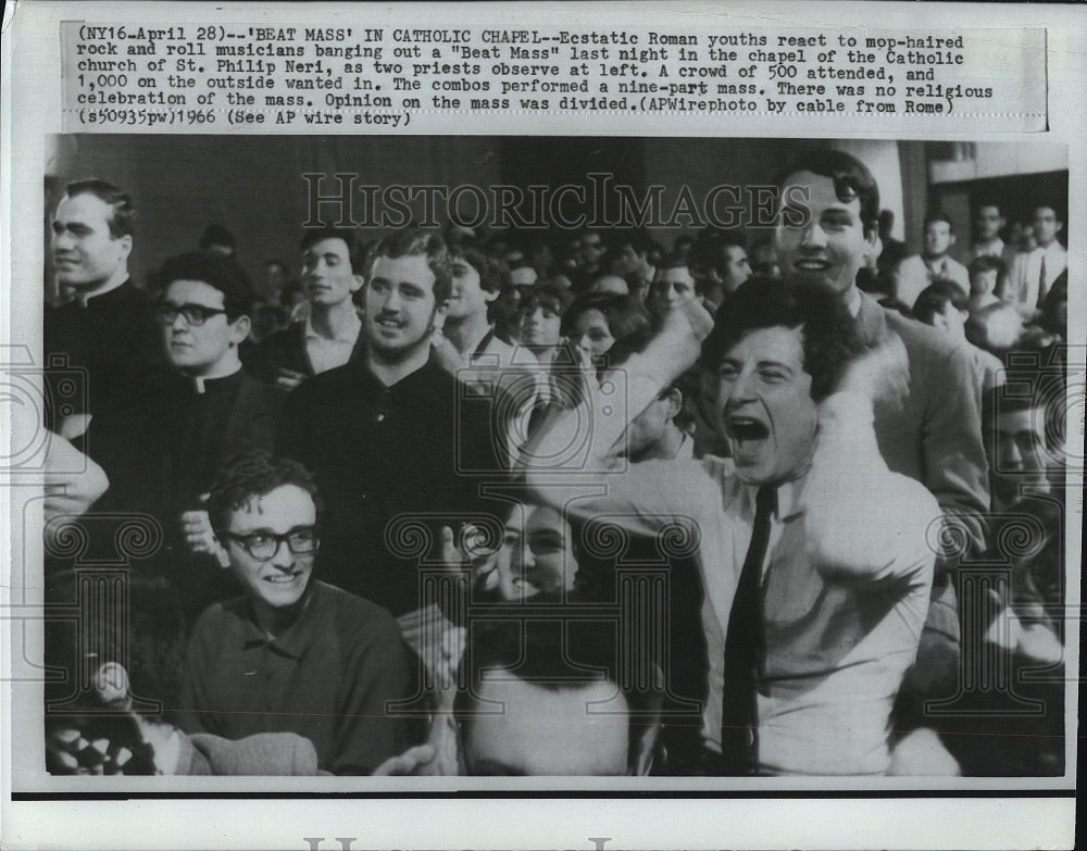 1966 Press Photo Catholic Youths Listening To Beat Mass At St. Philip Neri Churc - Historic Images