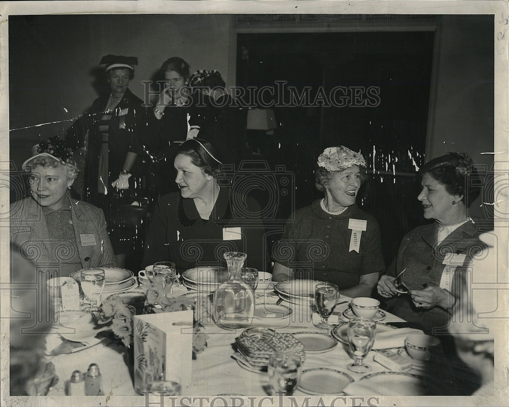 Press Photo wives at conference of American College of Physicians & Surgeons - Historic Images