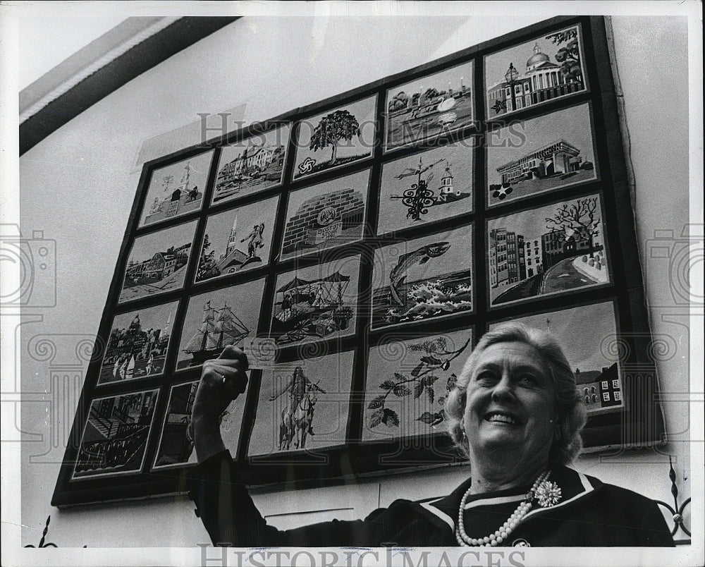 1976 Press Photo Mrs. Arthur Babson in front of bicentennial rug of WEIU - Historic Images