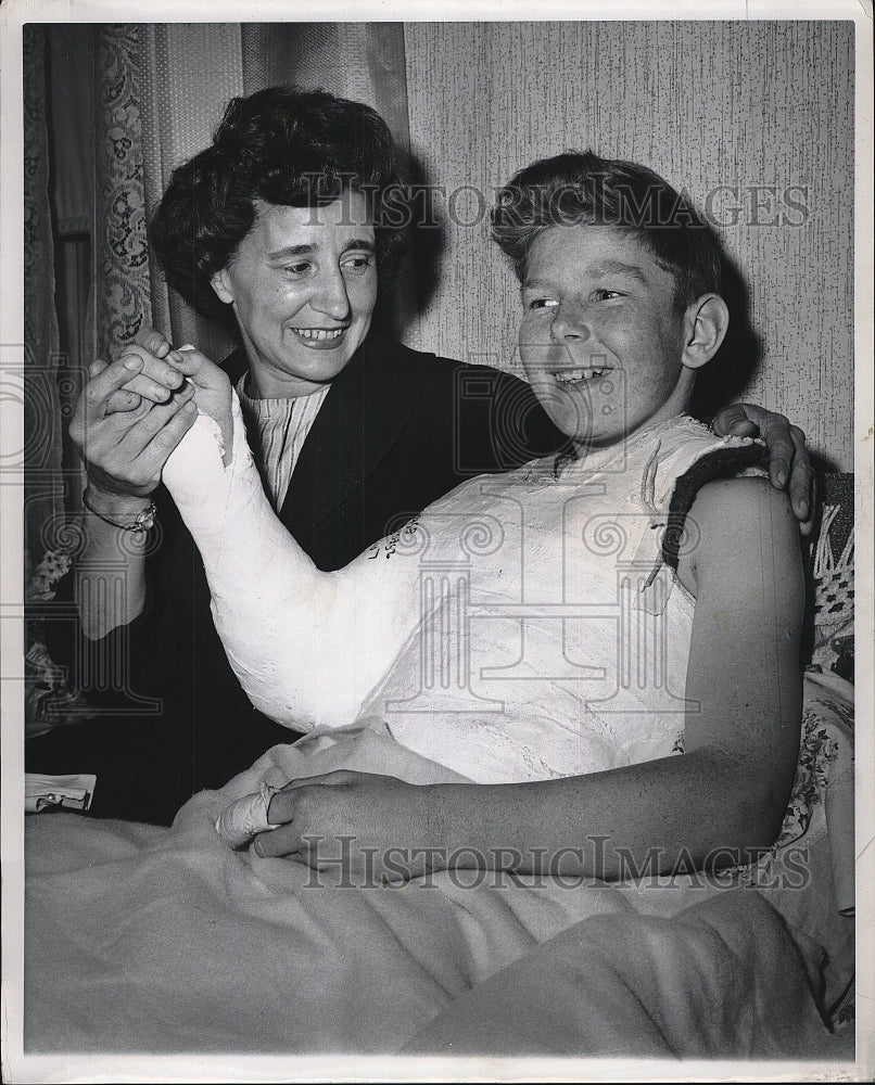 1962 Press Photo Everett Knowles gets arm reattached after train accident - Historic Images