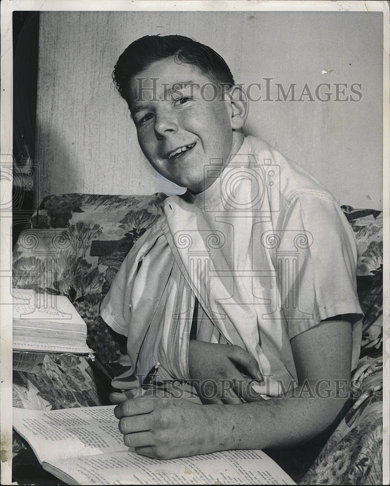 1963 Press Photo Everett Knowles after reattachment surgery on severed arm - Historic Images