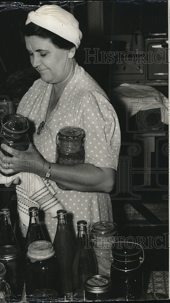 Press Photo Mrs Wilson M. Hill &amp; home canned foods - Historic Images