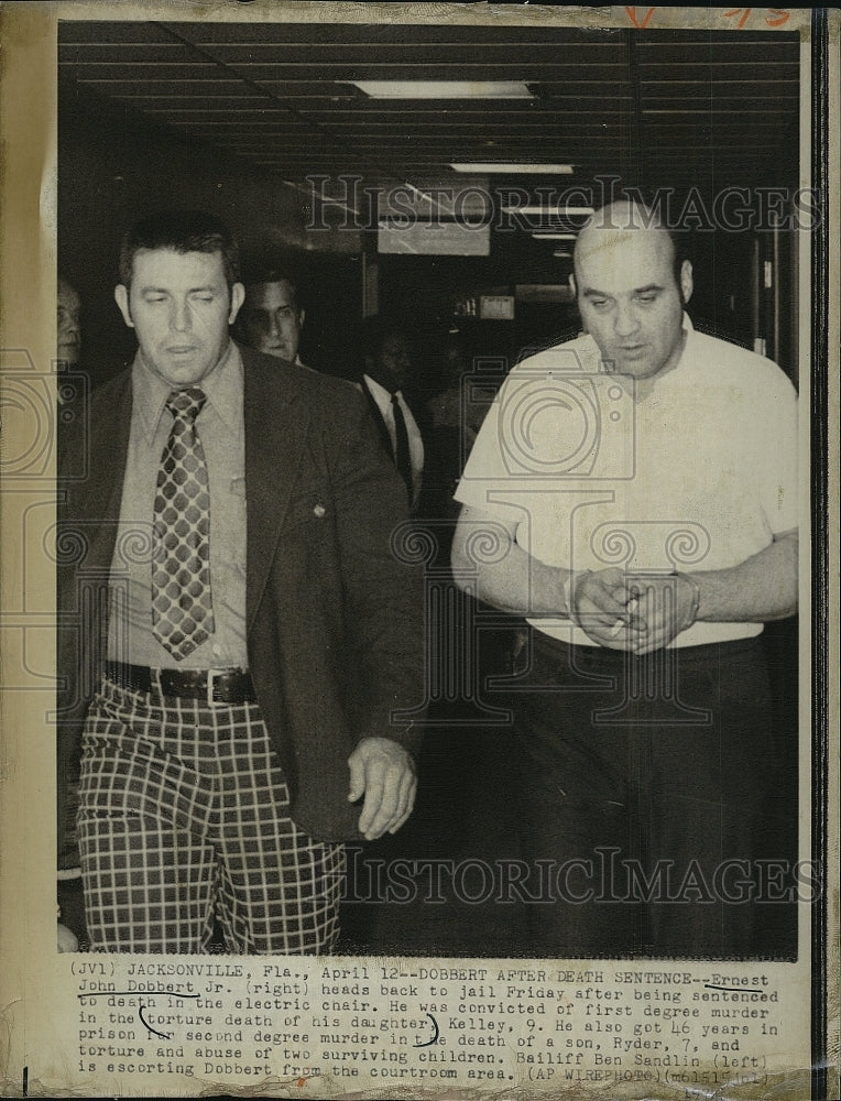 1974 Press Photo Ernest John Dobbert Jr. Head to Jail, Bailiff Ben Sandlin - Historic Images