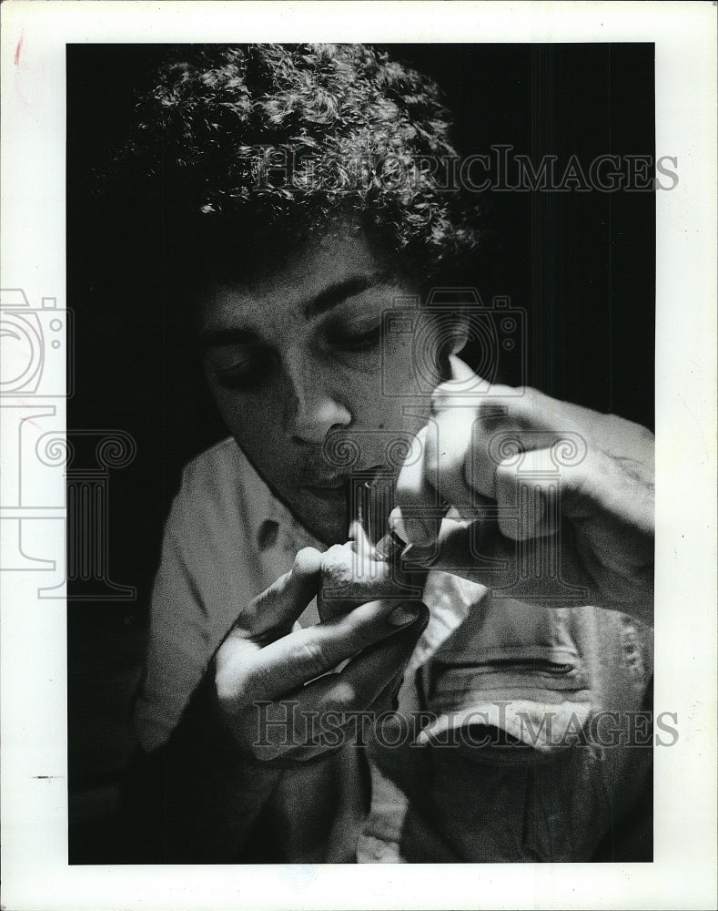 1982 Press Photo Dan Marek of Smoke House with Hand Carved Pipe - Historic Images