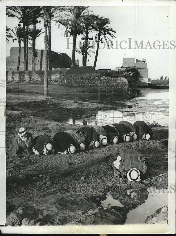 1938 Press Photo Followers Of The Sheik Of Allah Inshallah Bow In Prayer - Historic Images