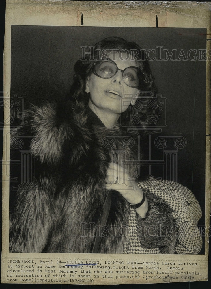 1974 Press Photo Actress Sophia Loren at Rome Airport - Historic Images