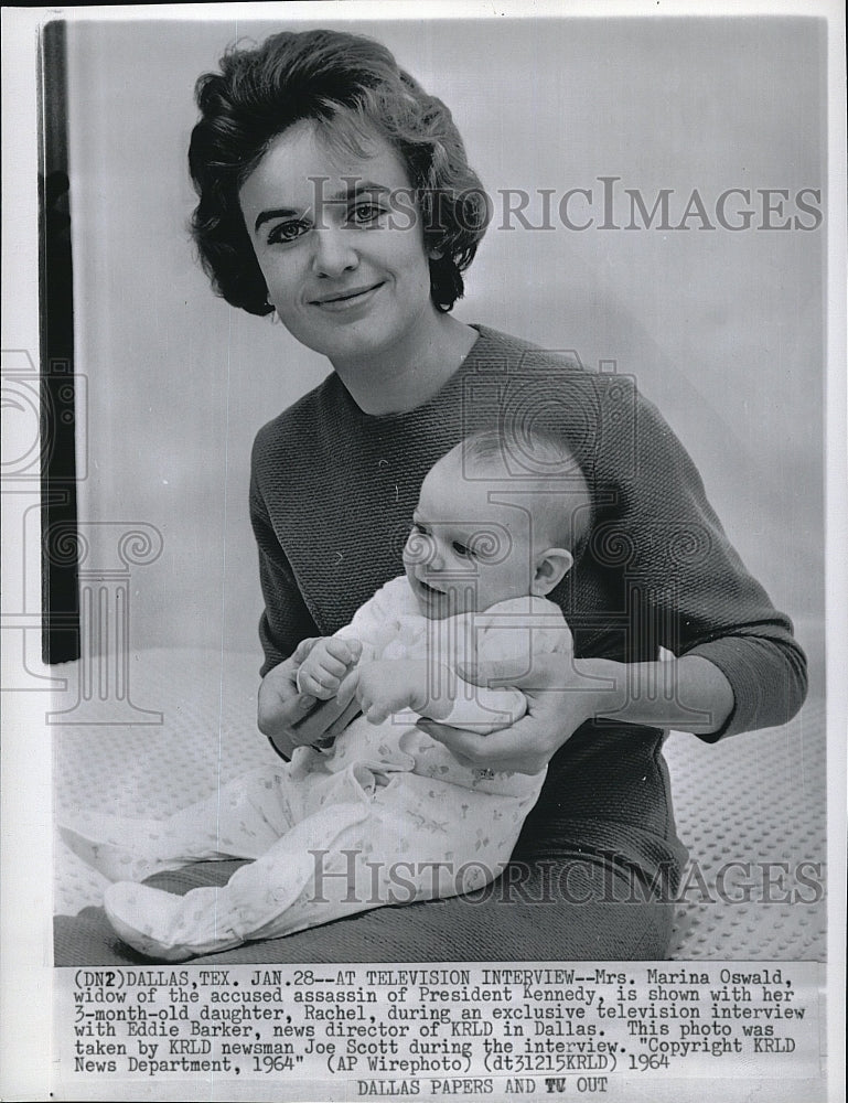 1964 Press Photo Mrs. Marina Oswald with daughter, widow of assassin of JFK. - Historic Images