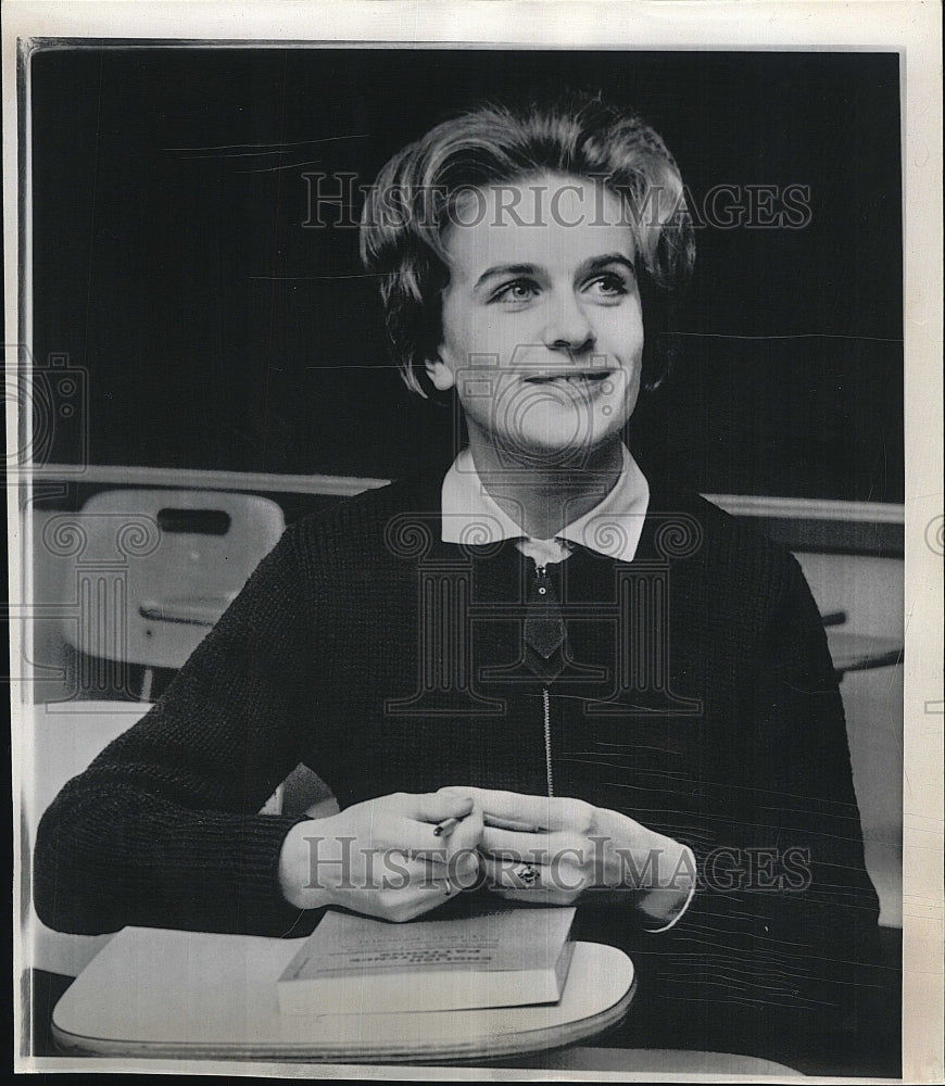 1965 Press Photo Marina Oswald, posed at a desk in Univ. of Michigan. - Historic Images