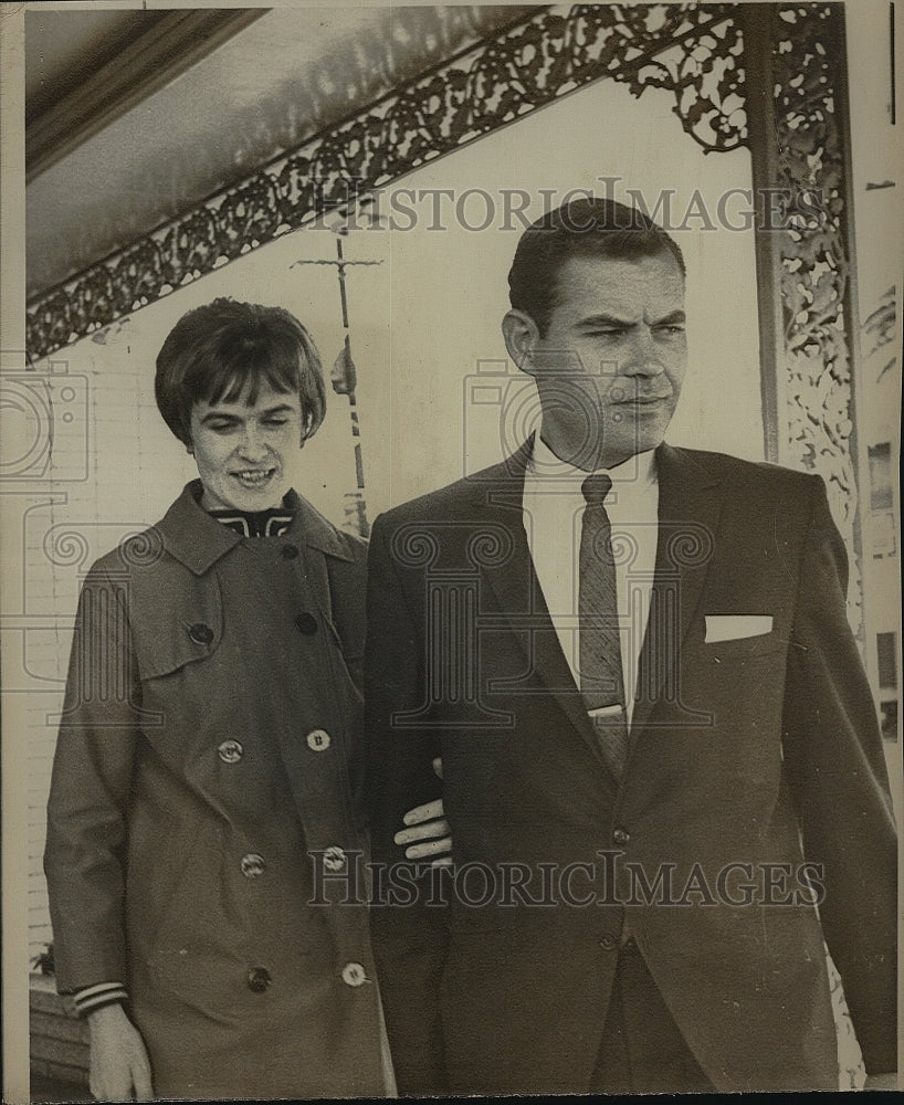 1968 Press Photo Marina Oswald Porter with husband Kenneth Porter leaves court. - Historic Images