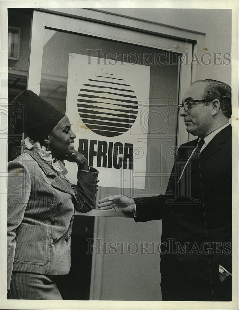 1967 Press Photo Miriam Makeba South African Singer James Fleming Africa TV Show - Historic Images