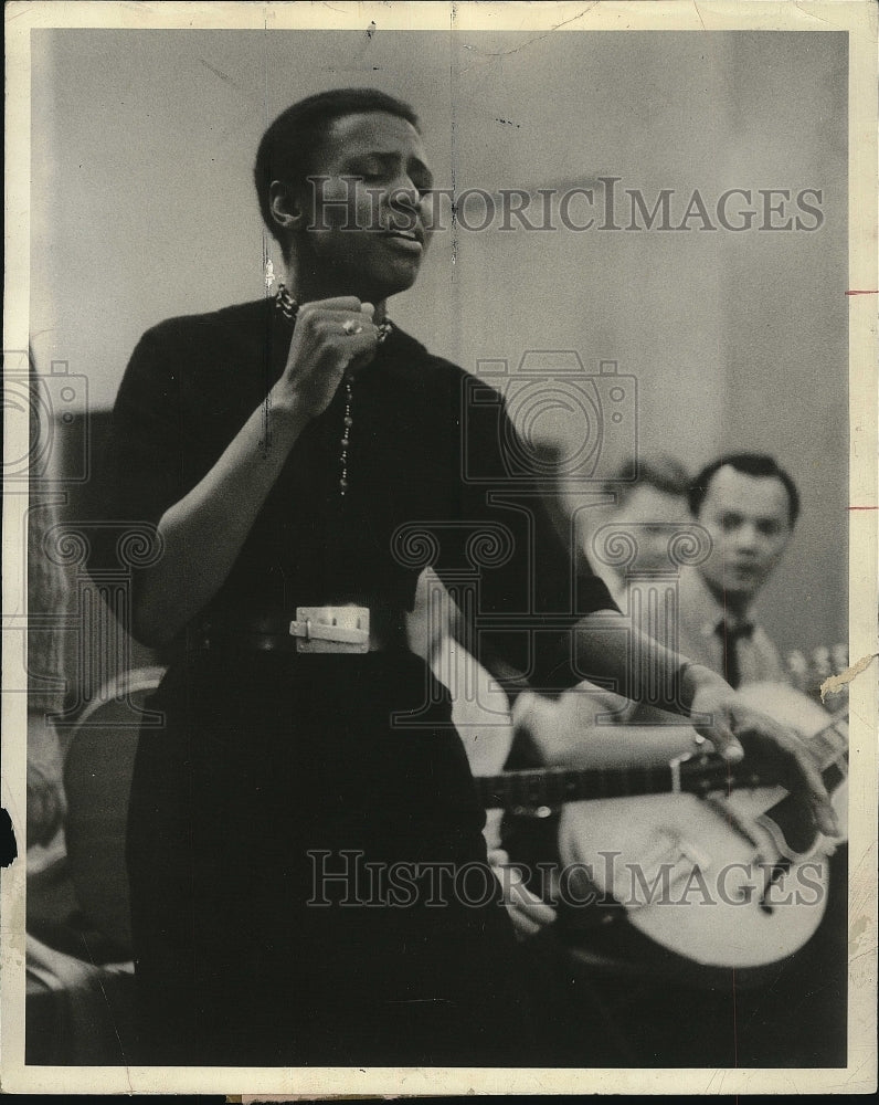 1961 Press Photo Miriam Makeba South African Singer Songwriter Jazz Folk Pop - Historic Images