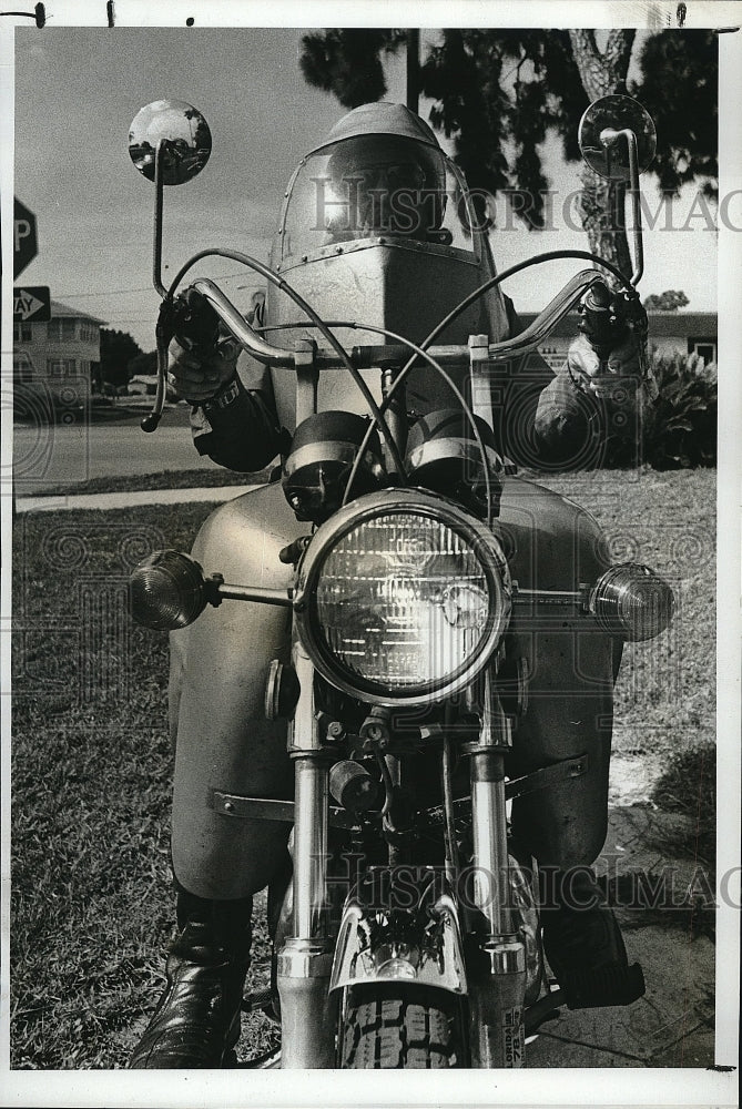 1978 Press Photo Stephen Mitchell,looked like a robot on his Honda 175. - Historic Images