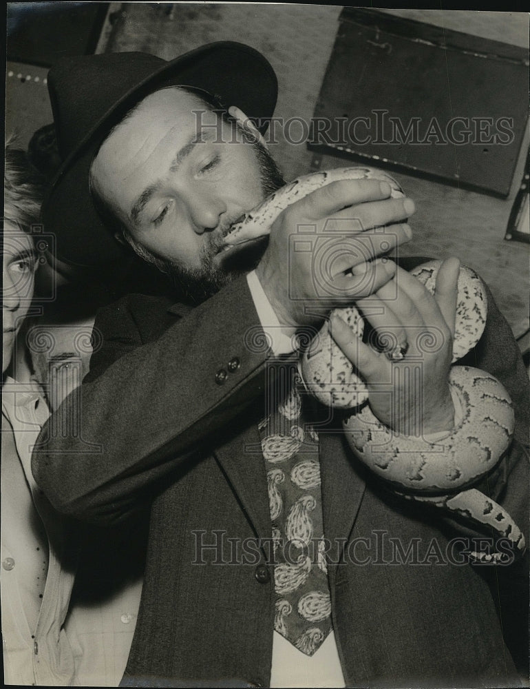 Press Photo Al Zaebst handles python snake - Historic Images