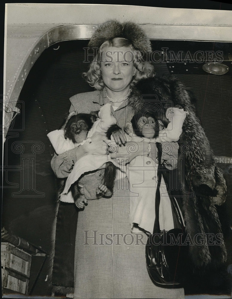 Press Photo Mrs. Zaebst wife of Hunter-Explorer poses with Tom and Jerry Monkeys - Historic Images