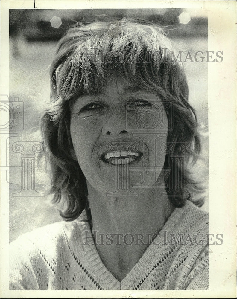 1981 Press Photo Aerialist Carla Wallenda Answers Questions from Admirers - Historic Images