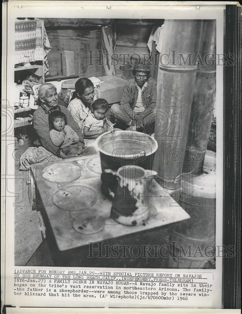 1968 Press Photo A Family in Navajo Hogan in Northeastern Arizona - Historic Images