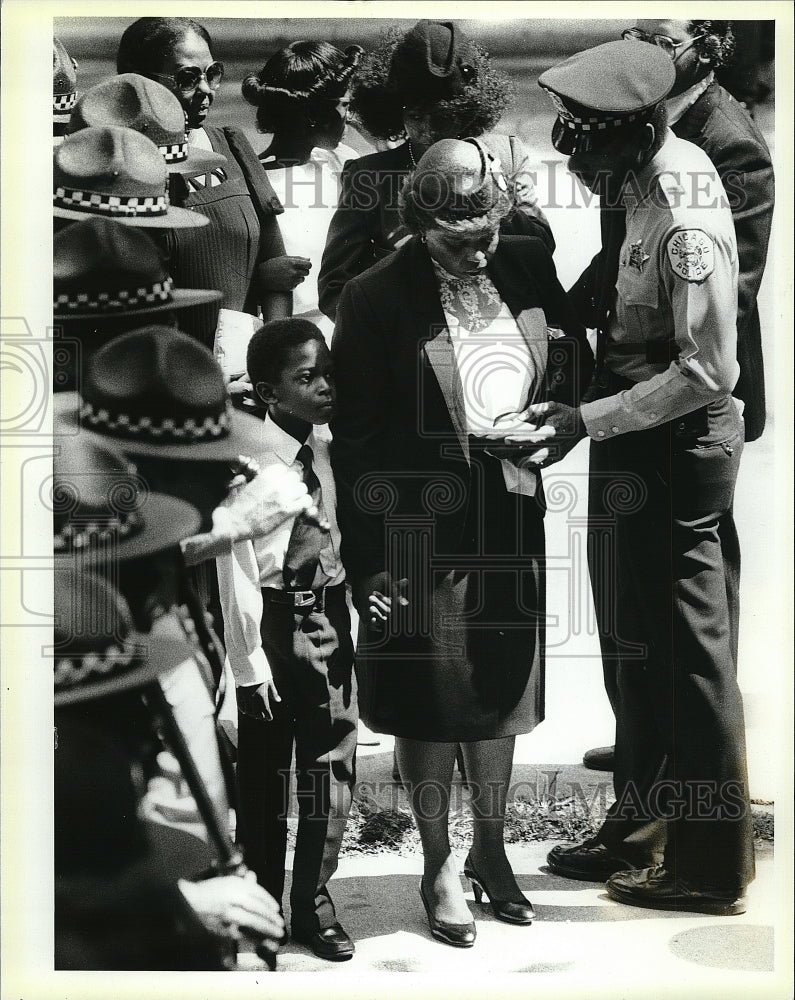 1983 Press Photo Gerri Creed And Son Gerald Prepare For Funeral Of Her Husband - Historic Images