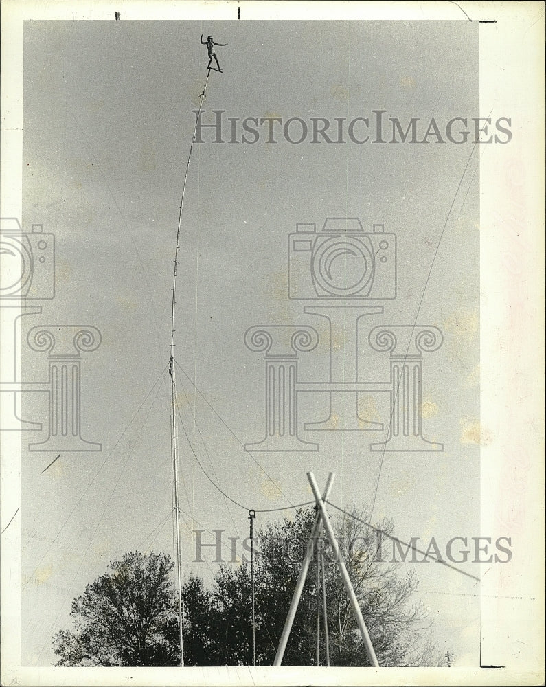 1967 Press Photo Carla Wallenda stands on 10 foot pole fair Performance - Historic Images