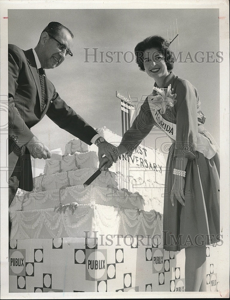 1960 Press Photo Kathy Magda Miss Florida cuts birthday cake Northeast Shopping - Historic Images