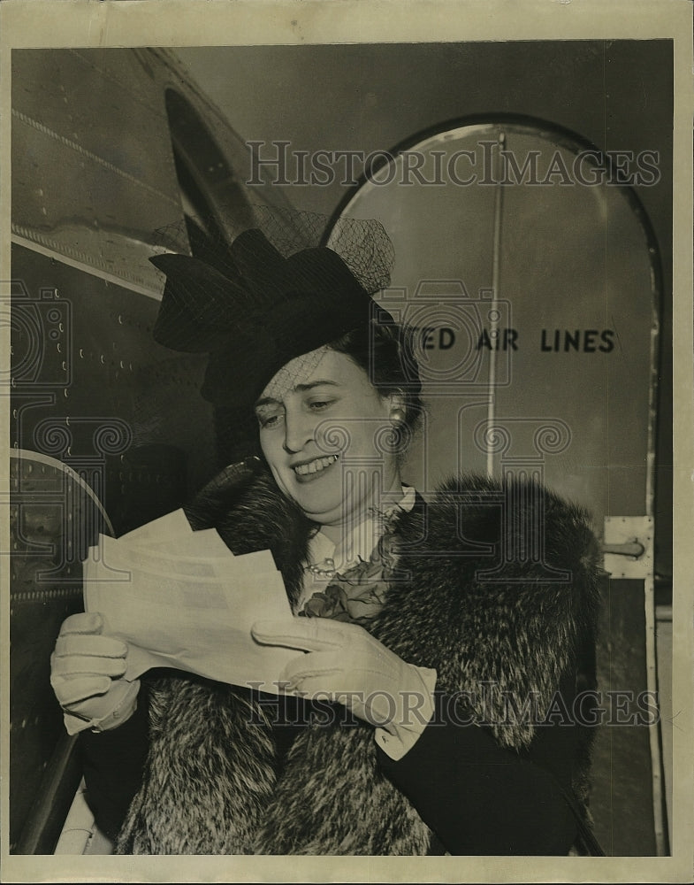 Press Photo Mrs. Edward Willkie Boarding United Air lines - Historic Images
