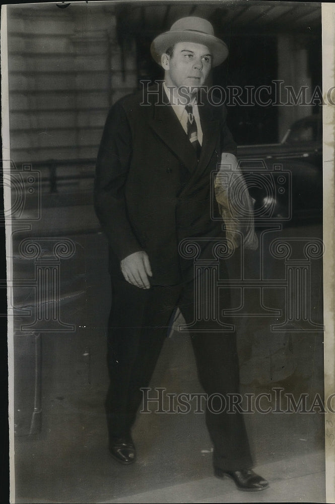 1944 Press Photo Edward Willkie arrives in New York after plane trip from Chicag - Historic Images