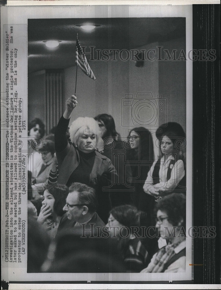 1971 Press Photo Protester at the alleged Atrocites in the Vietnam War. - Historic Images