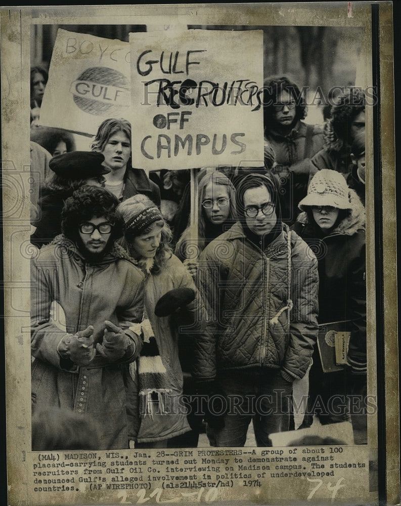 1974 Press Photo Protesters against Gulf Recruits Oil Co. on Madison Campus. - Historic Images