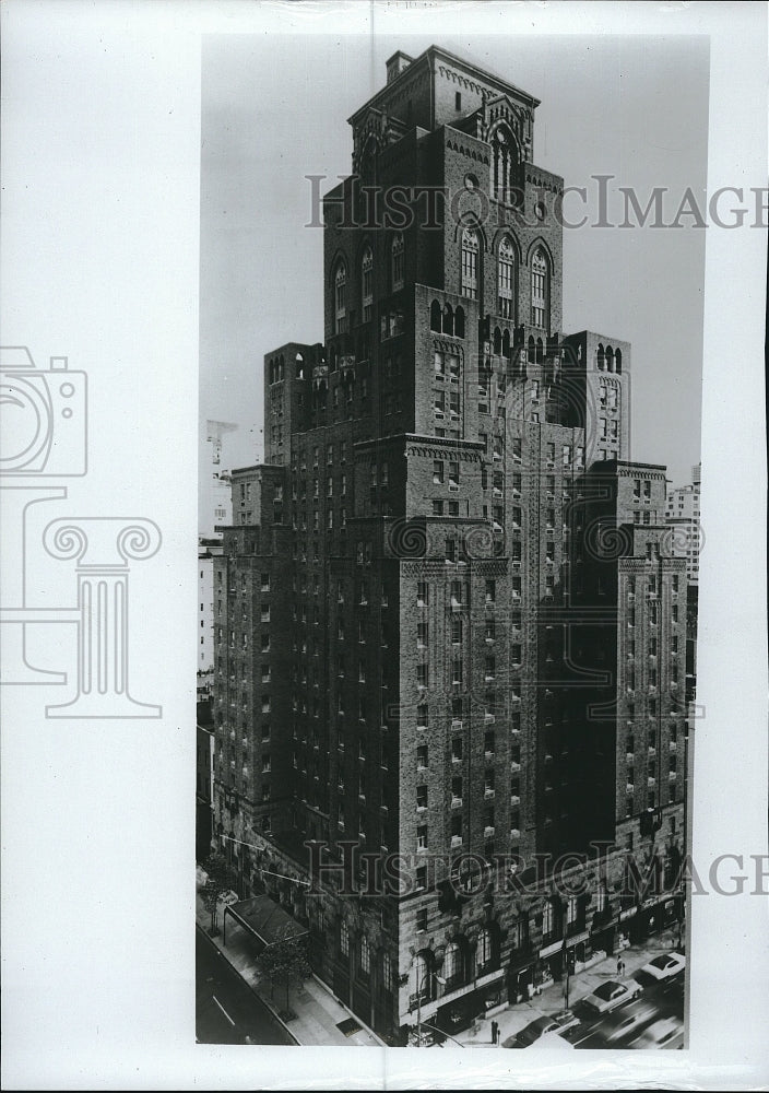 1981 Press Photo Multi Story Building on street corner in New York City - Historic Images