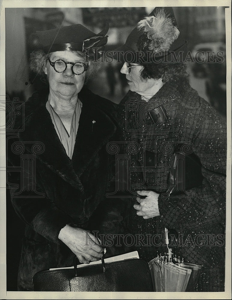 1939 Press Photo Mrs Rene Mooney &amp; sister as husband seeks divorce - Historic Images