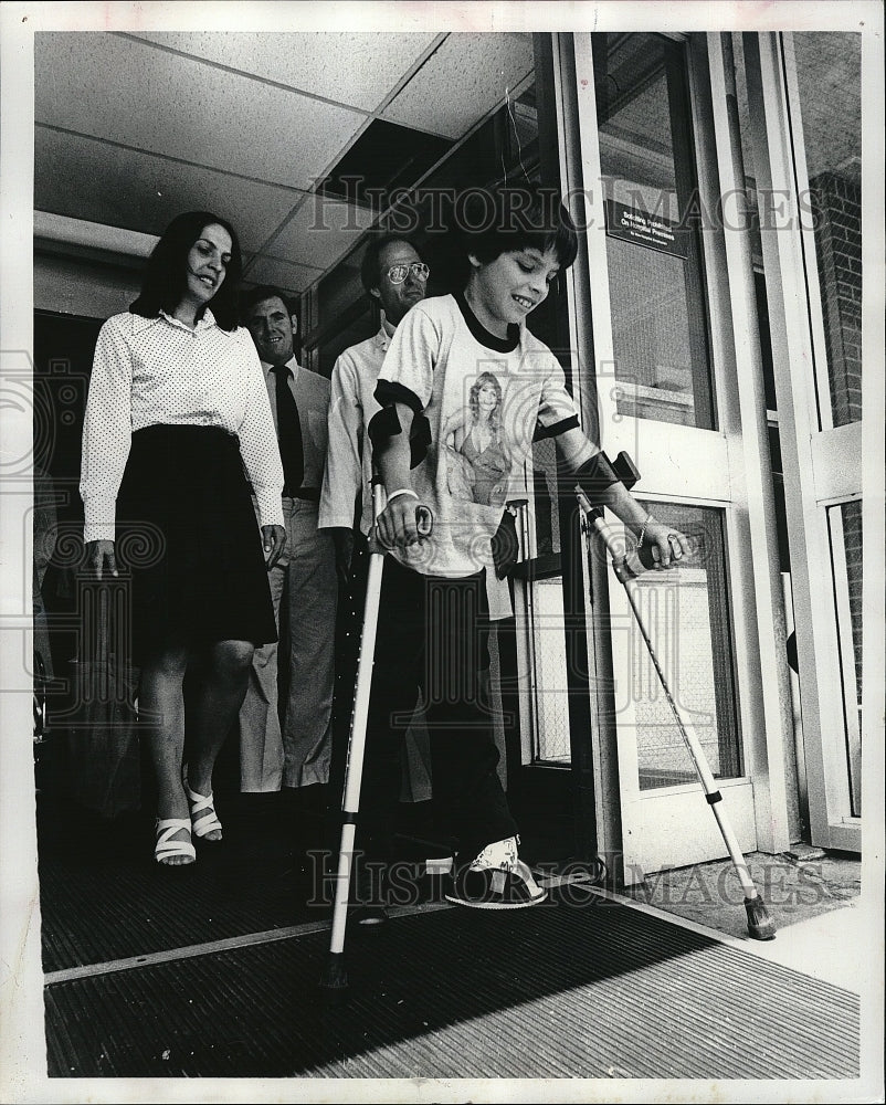 1978 Press Photo Lee Stimson &amp; mom at New England Med Center with Dr Ramenofsky - Historic Images