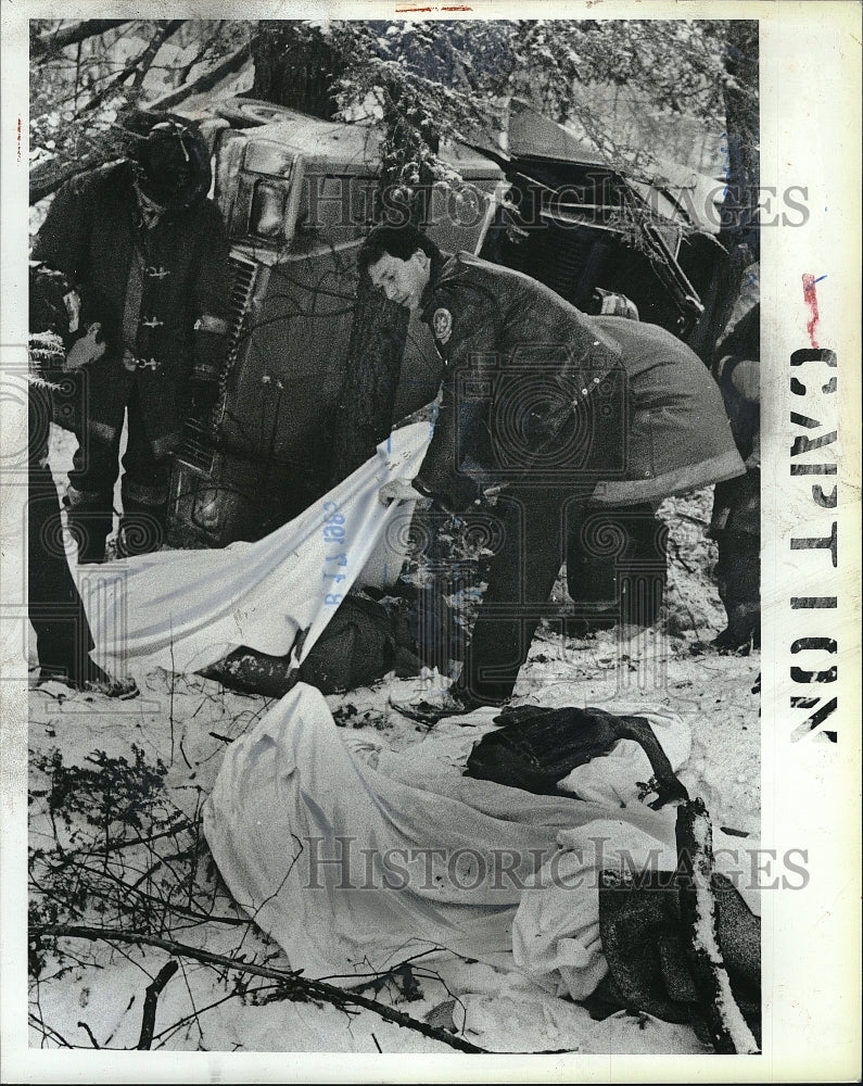 1986 Press Photo Police &amp; firemen at scene of drunk driving accident - Historic Images