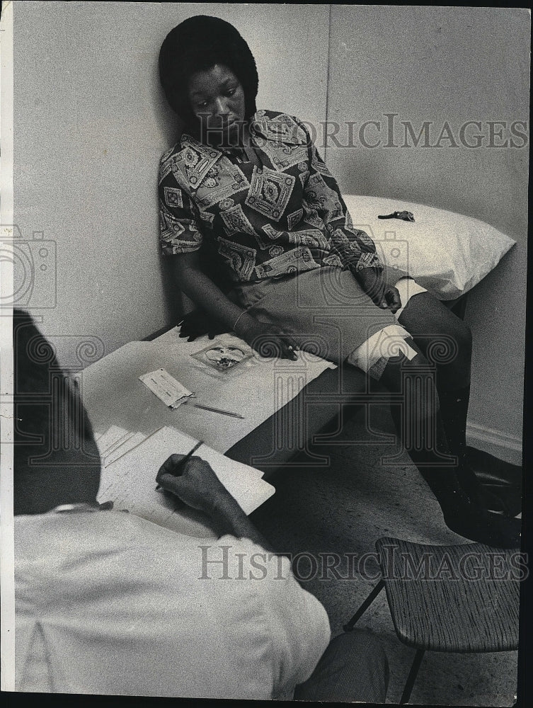 1970 Press Photo Black doctor &amp; his patient at Winters Health Clinic - Historic Images