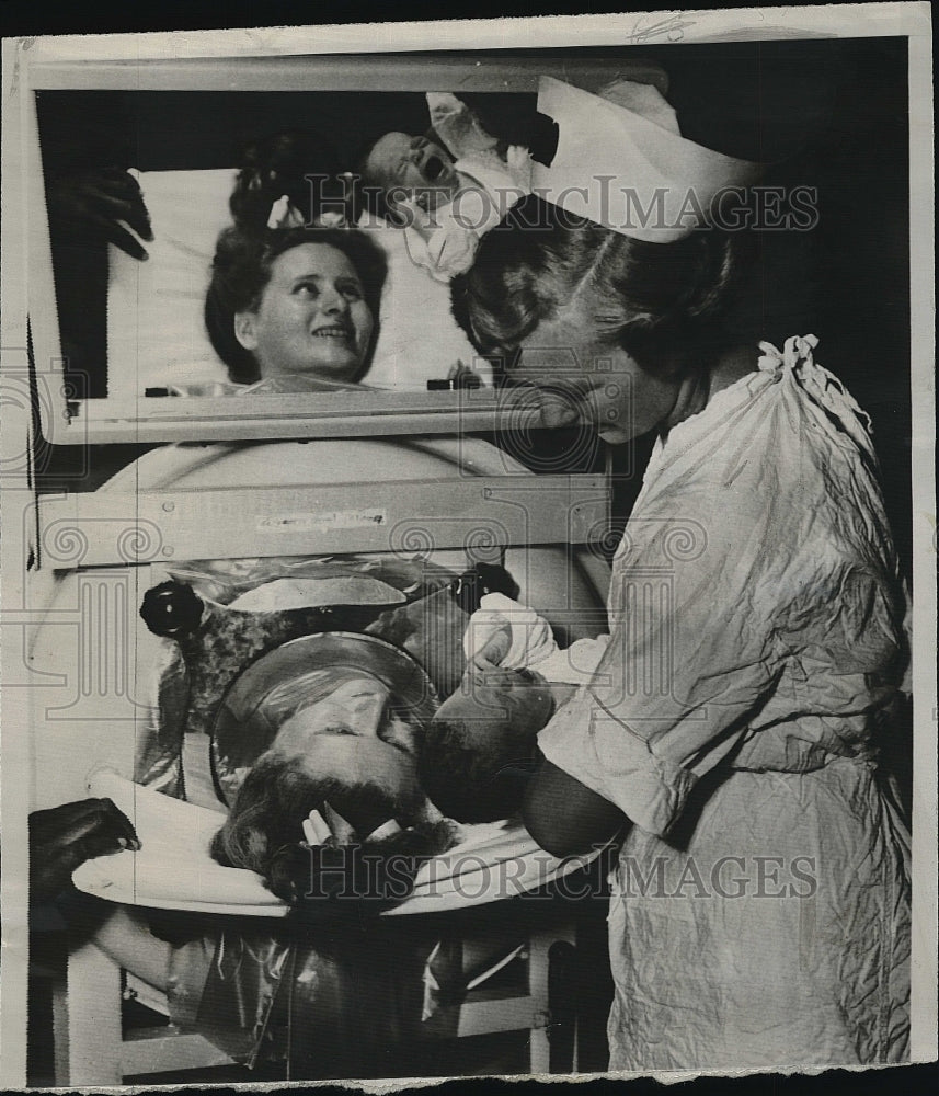 1952 Press Photo iron lung patient Elizabeth Seymour gives birth to son - Historic Images