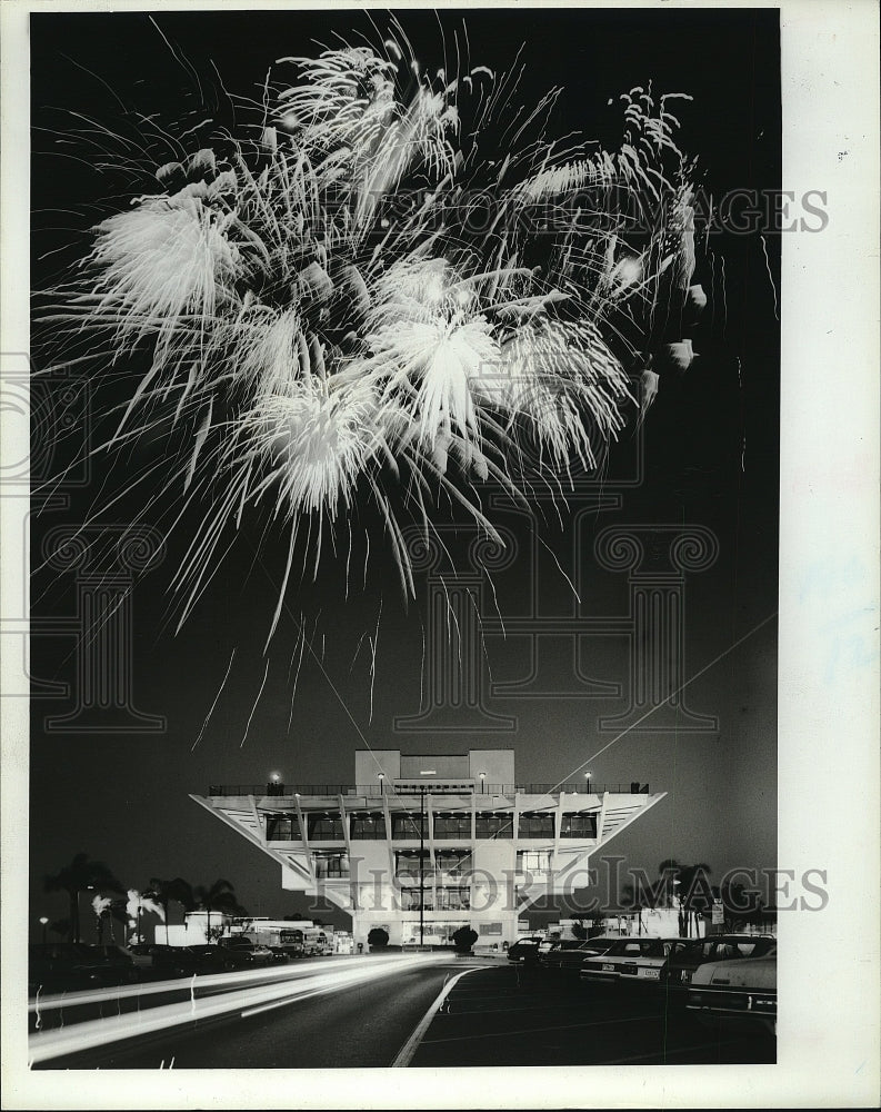 1985 Press Photo Fireworks - Historic Images