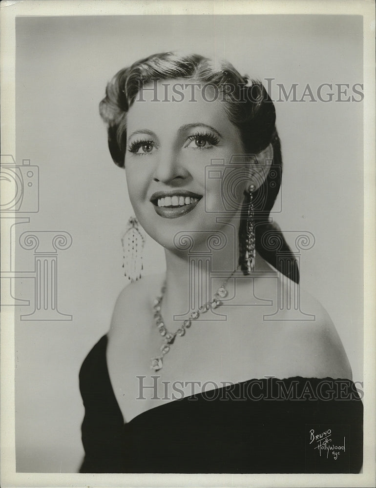 1956 Press Photo Contralto singer Mazusia Sava for Gypsy songs - Historic Images