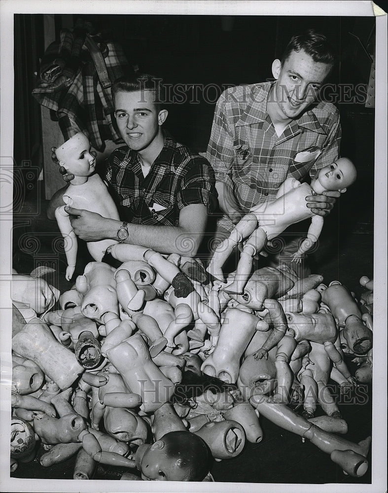 1954 Press Photo Bob Wrigley &amp; Bill Hooper at Goodwill Industries with dolls - Historic Images