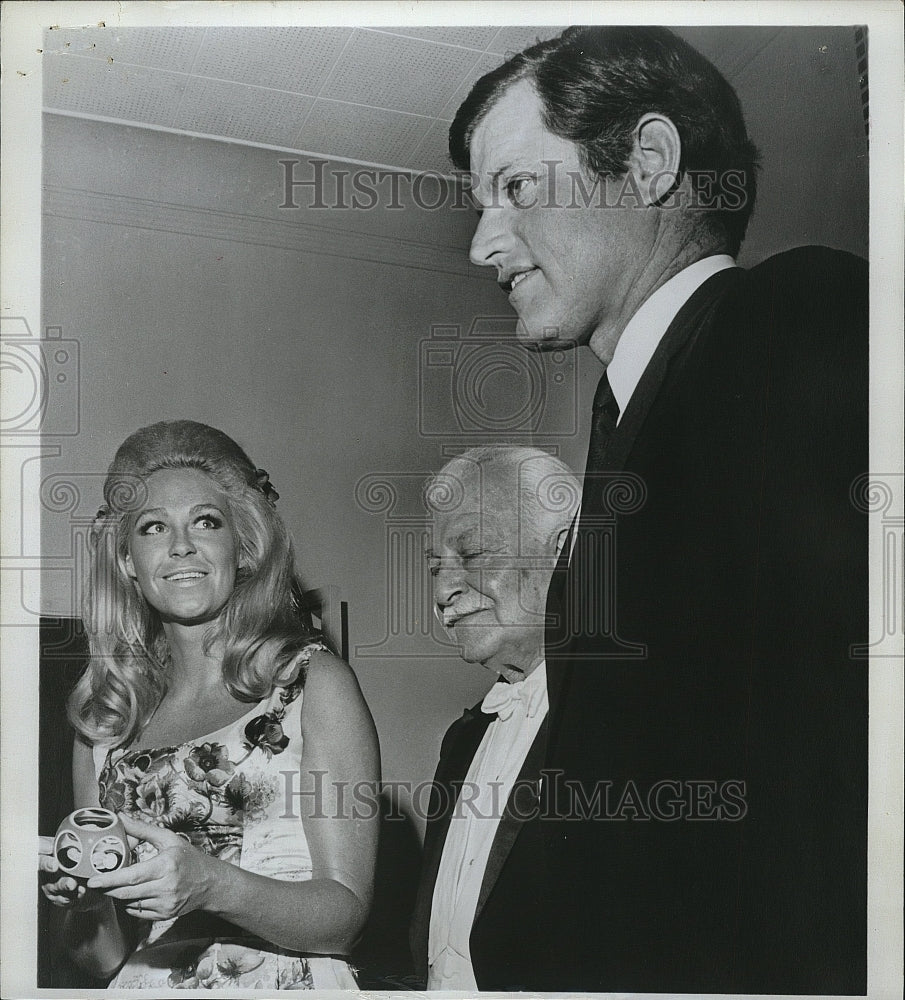 1970 Press Photo Sen. Ted Kennedy and wife, Joan, at Evening at the Pops - Historic Images